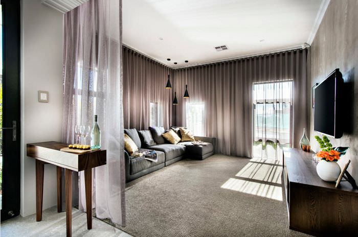 Шторы по ширине стены гостиной