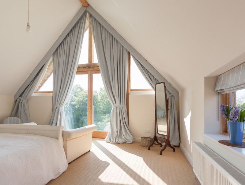 вариант подвешивания портьер на треугольное окно