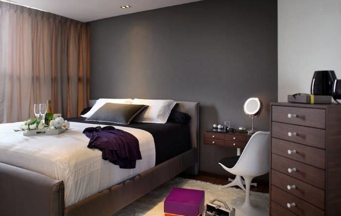 Оттенки коричневого в интерьере темной спальни