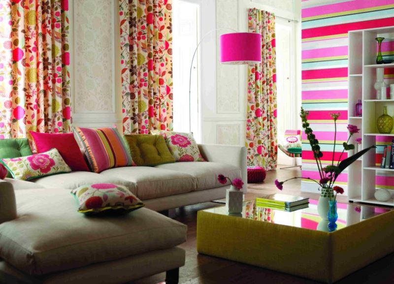 веселая расцветка штор в гостиной
