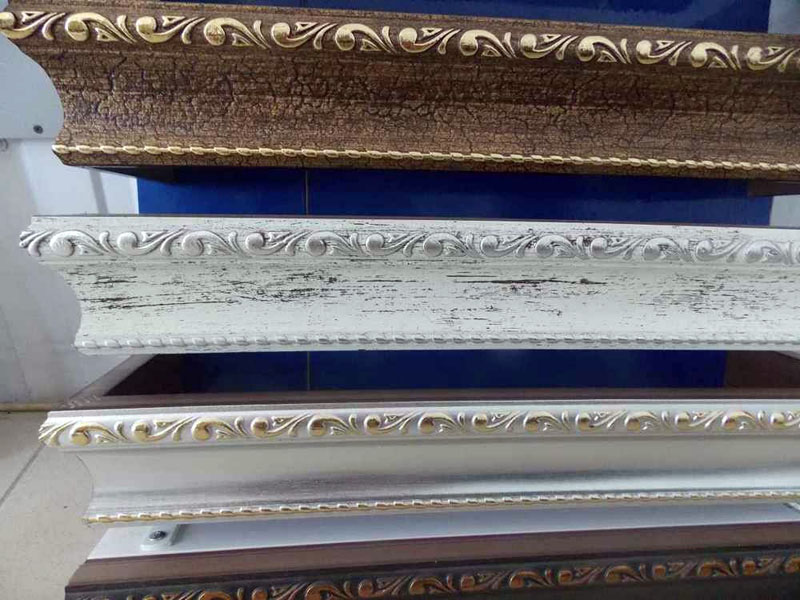 С рельсовым карнизом часто используются декоративные багеты С рельсовым карнизом часто используются декоративные багеты