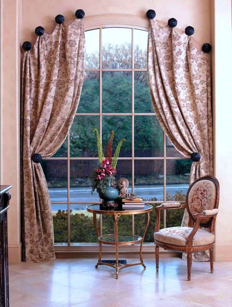 Советы по текстильному оформлению жилья: как красиво повесить шторы, используя разные варианты креплений