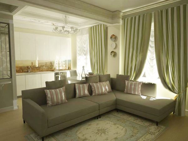 Зеленые льняные шторы в интерьере гостиной