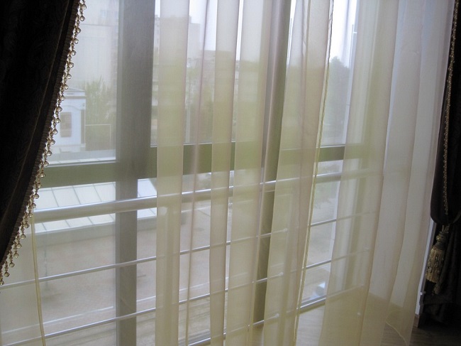 тюль в пол на панорамном балконе