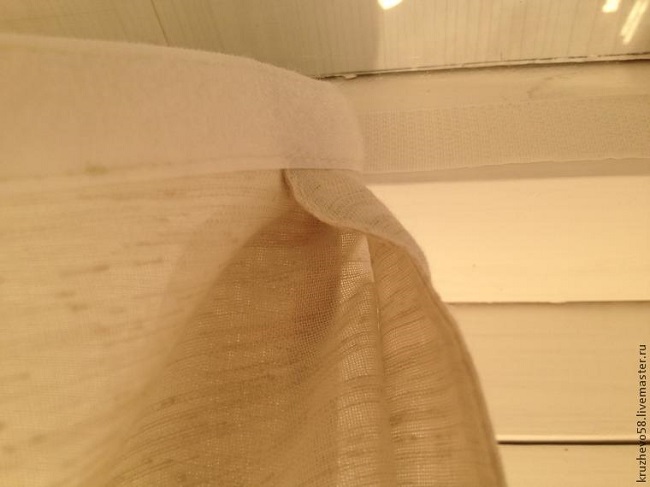 приклеиваем занавеску на окно