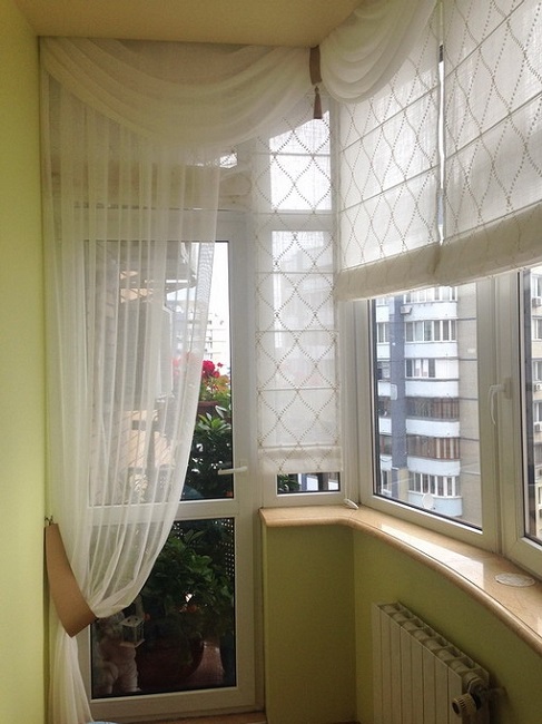 тюль с римскими шторами на балкон