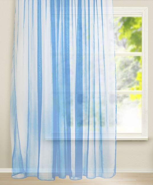 Однотонный тюль хорошо сочетается с обоями с рисунком