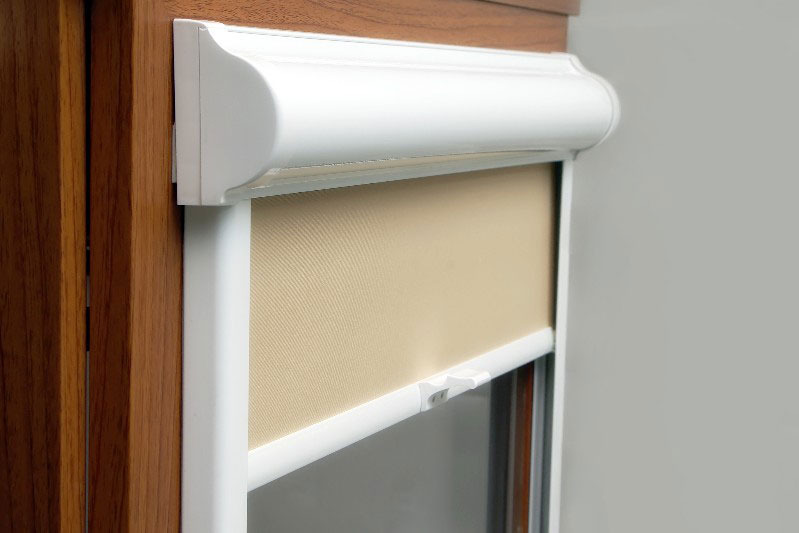 Рулонная штора кассетного типа на подвижной створке ПВХ-окна