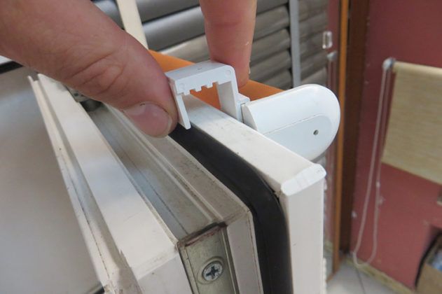 Закрепление шторы на створке с помощью пружинного фиксатора