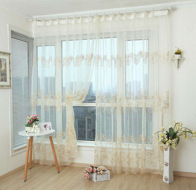 Попробуйте повесить на выступ 2-3 оттенка однотонной органзы. Получите эффект разноцветных бликов. Ваша комната заиграет яркими красками.