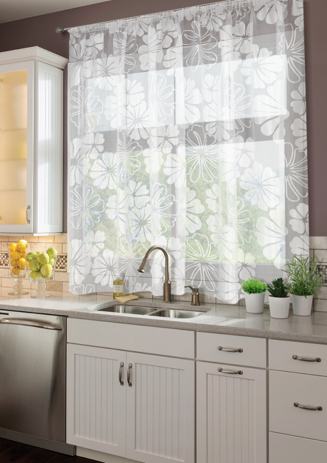 Нижний край часто обрамлен тесьмой