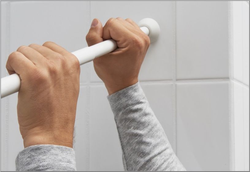 Телескопический карниз в душевой