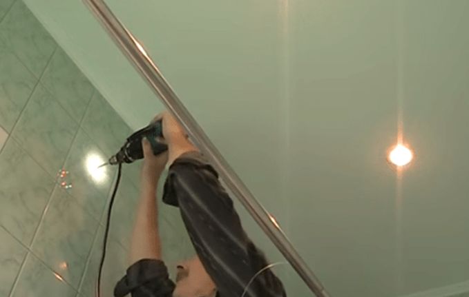 Загнать крюк для фиксации лески