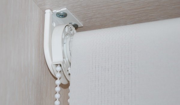 Закрепление кронштейна роллеты саморезами на потолке