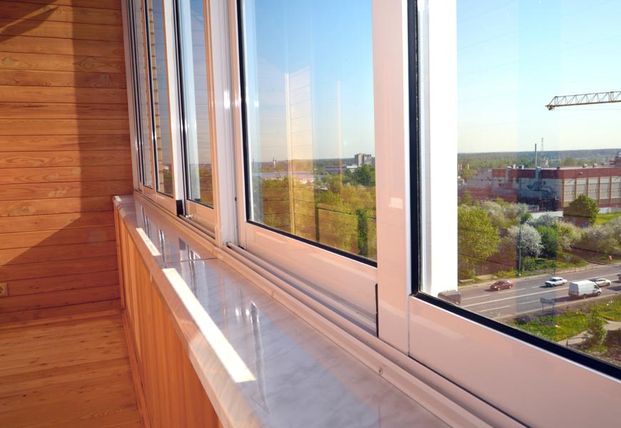 Раздвижные пластиковые окна на обустроенном балконе