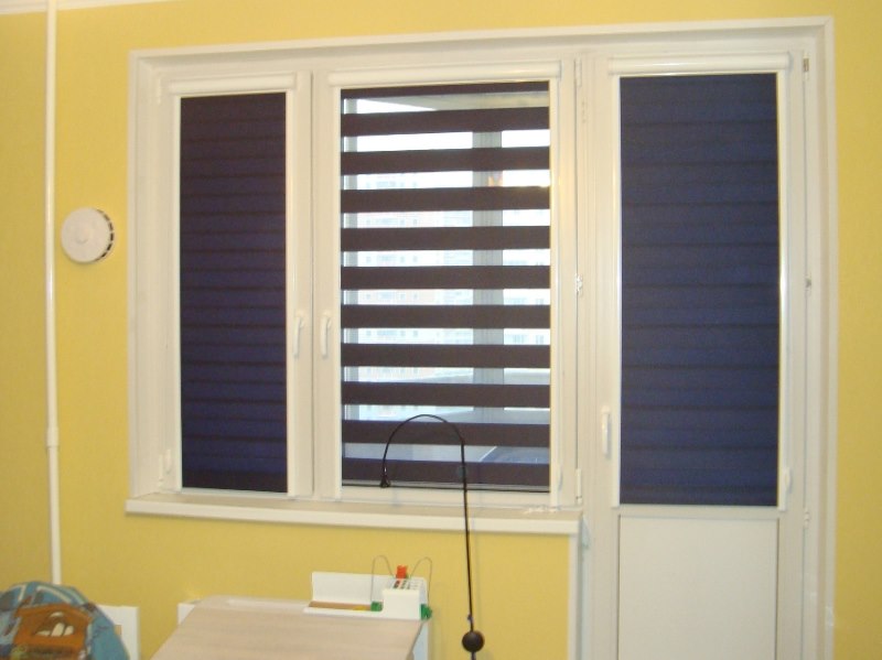 Шторы системы зебра на балконном блоке