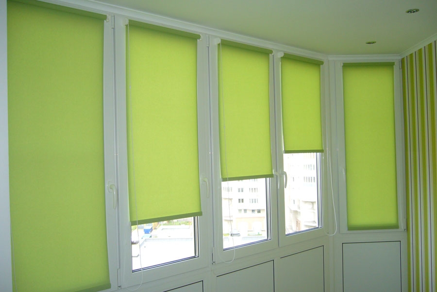 Приподнятые рулонные шторы на балконе городской квартиры