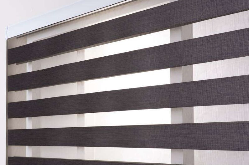 Темные и светлые полоски на шторе системы день-ночь