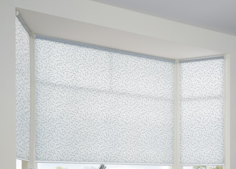 Светлые рулонные шторы из ткани димаут