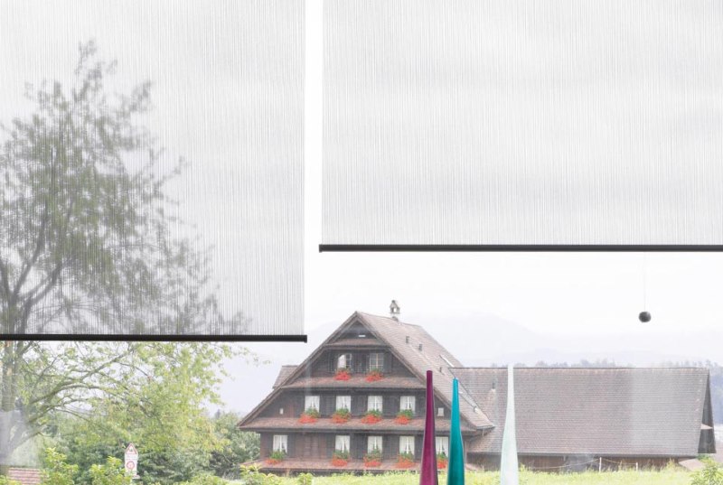 Прозрачные рулонные шторы на балконе частного дома