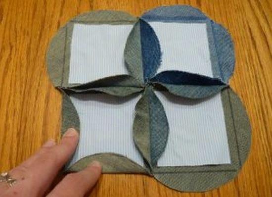 Подкладываем лоскутки внутрь