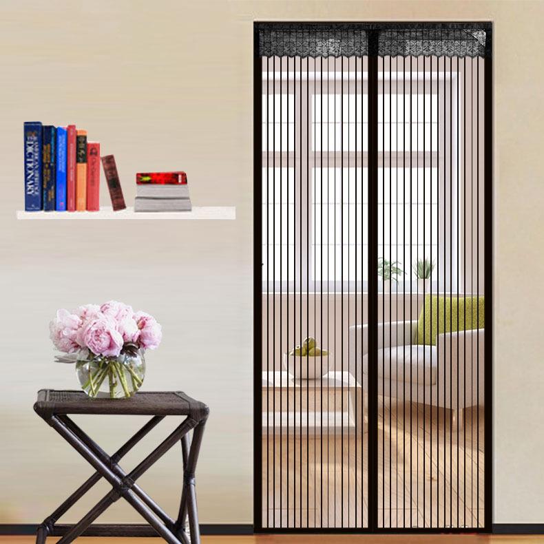 Дверной проем с занавесками от комаров