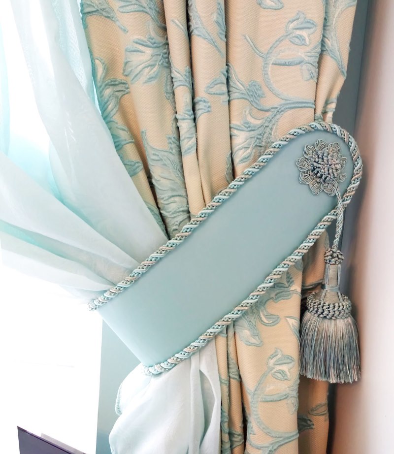 Самодельный подхват для шторы в гостиную