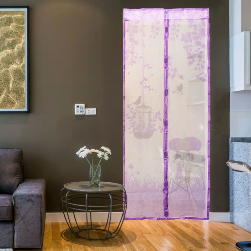 Сиреневая антимоскитная штора на дверном проеме