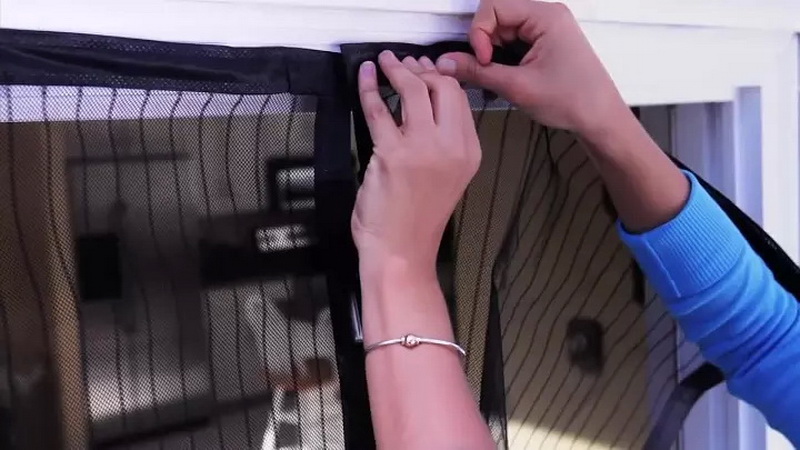 Закрепление сетки от комаров на наличнике дверного проема