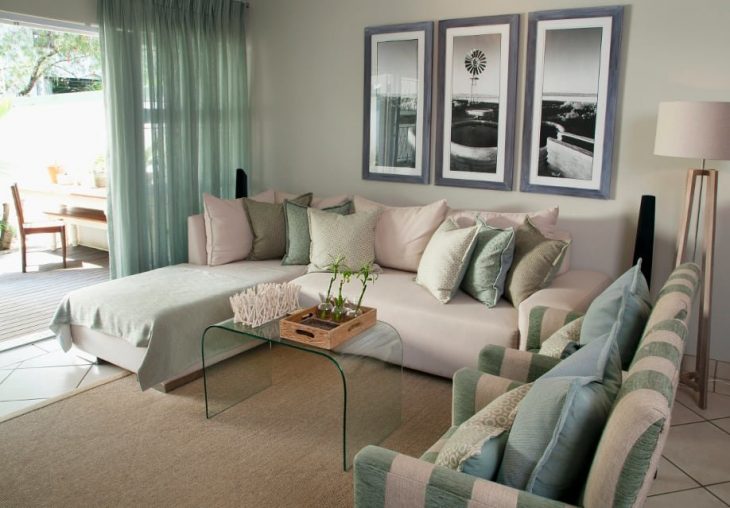 Занавески мятного цвета в зале частного дома