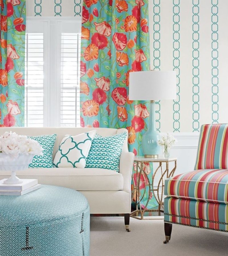 Розово-мятные шторы над белым диваном