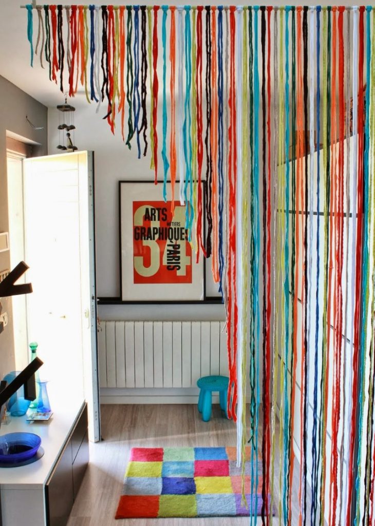 Штора из тесьмы в прихожей частного дома