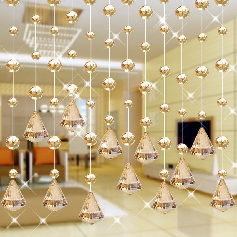 Шторы из лески и бусин на дверном проеме