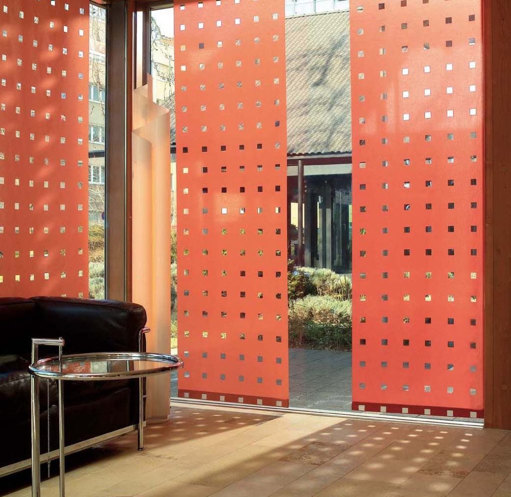 Японские шторы на дверном проеме