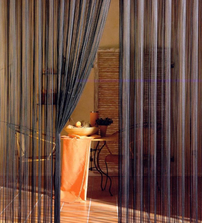 Темные нитяные шторы на дверном проеме в кухню