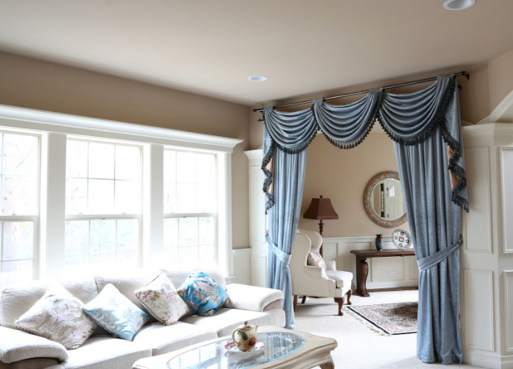 Шторы с ламбрекеном на дверном проеме в гостиной