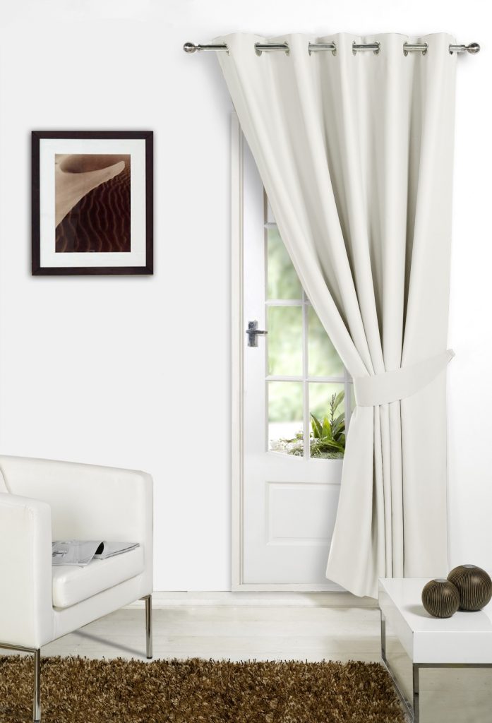 Светлая штора на узкой двери