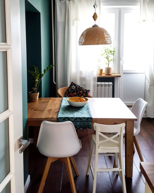 Длинные шторы на кухне с балконной дверью