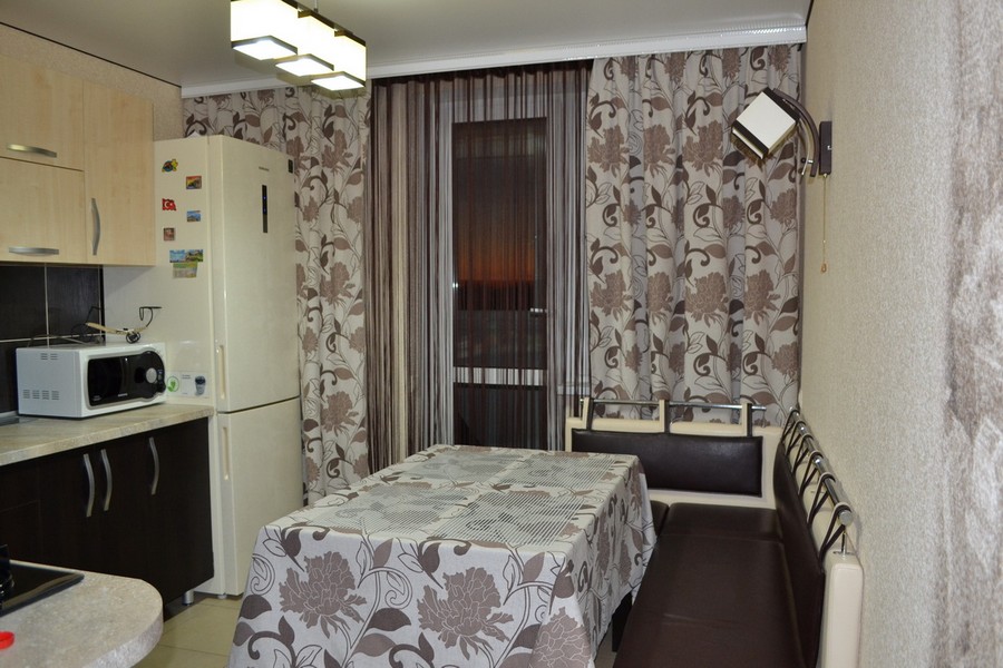 Шторы на кухню с балконной дверью