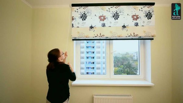 Штора поднимается и опускается при помощи шнура. Штора поднимается и опускается при помощи шнура.