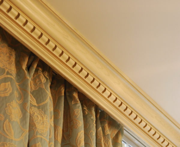 Рабочая часть профильного карниза маскируется багетом. Рабочая часть профильного карниза маскируется багетом.
