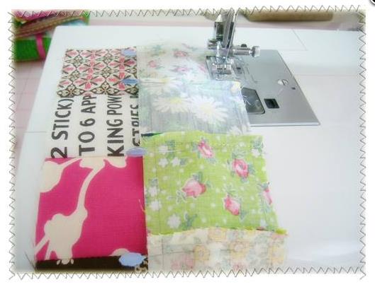 Чтобы полосы на распадались при шитье, можно заколоть из французскими булавками