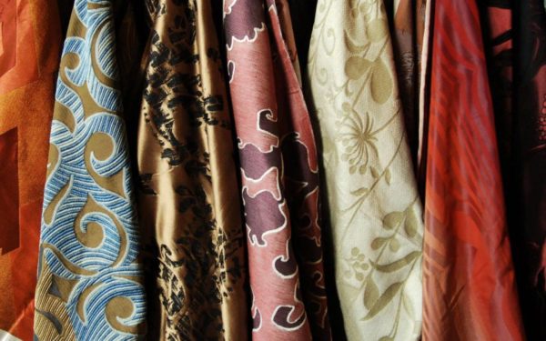 Для изготовления такого предмета интерьера используют материалы разной структуры