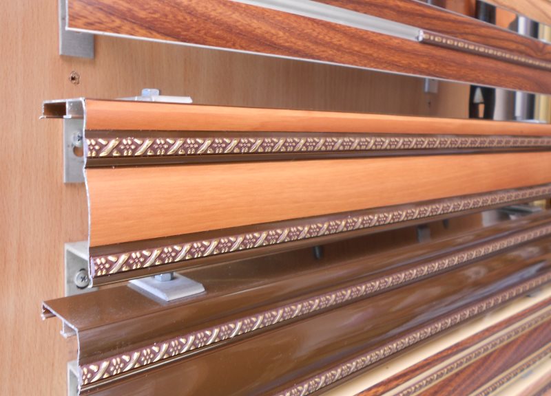 Настенные карнизы из алюминия с имитацией багета