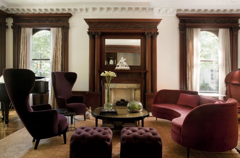 Дорогие багетные карнизы в интерьере гостиной