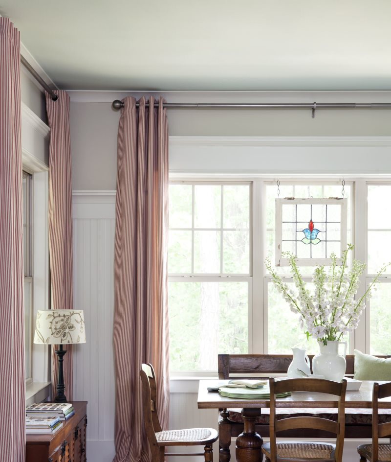 Круглый карниз из металла на стене гостиной