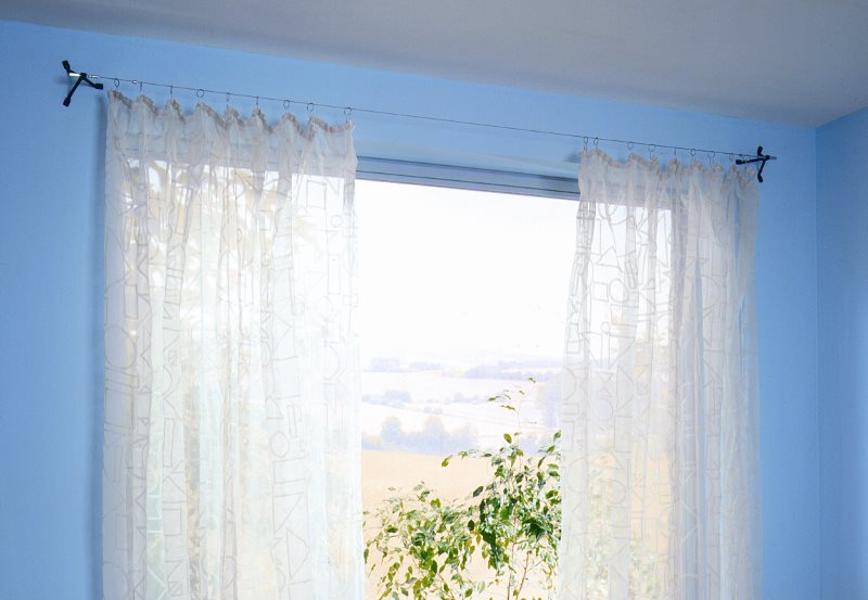Полупрозрачная штора на струнном карнизе