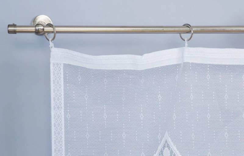 Легкий тюль на трубе металлического карниза
