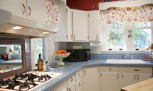 Простые рулонные шторы на кухню