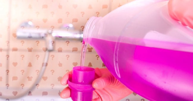 Наливаем жидкий порошок в мерный колпачок